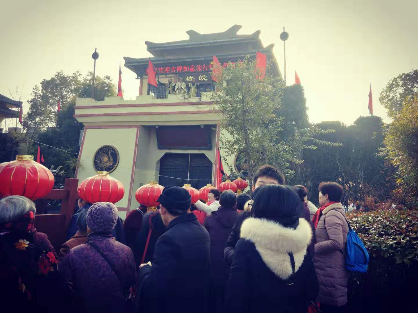 潜山市老年大学应邀参加旅行社年终旅游活动(图1) 潜山市老年大学应邀参加旅行社年终旅游活动(图1)