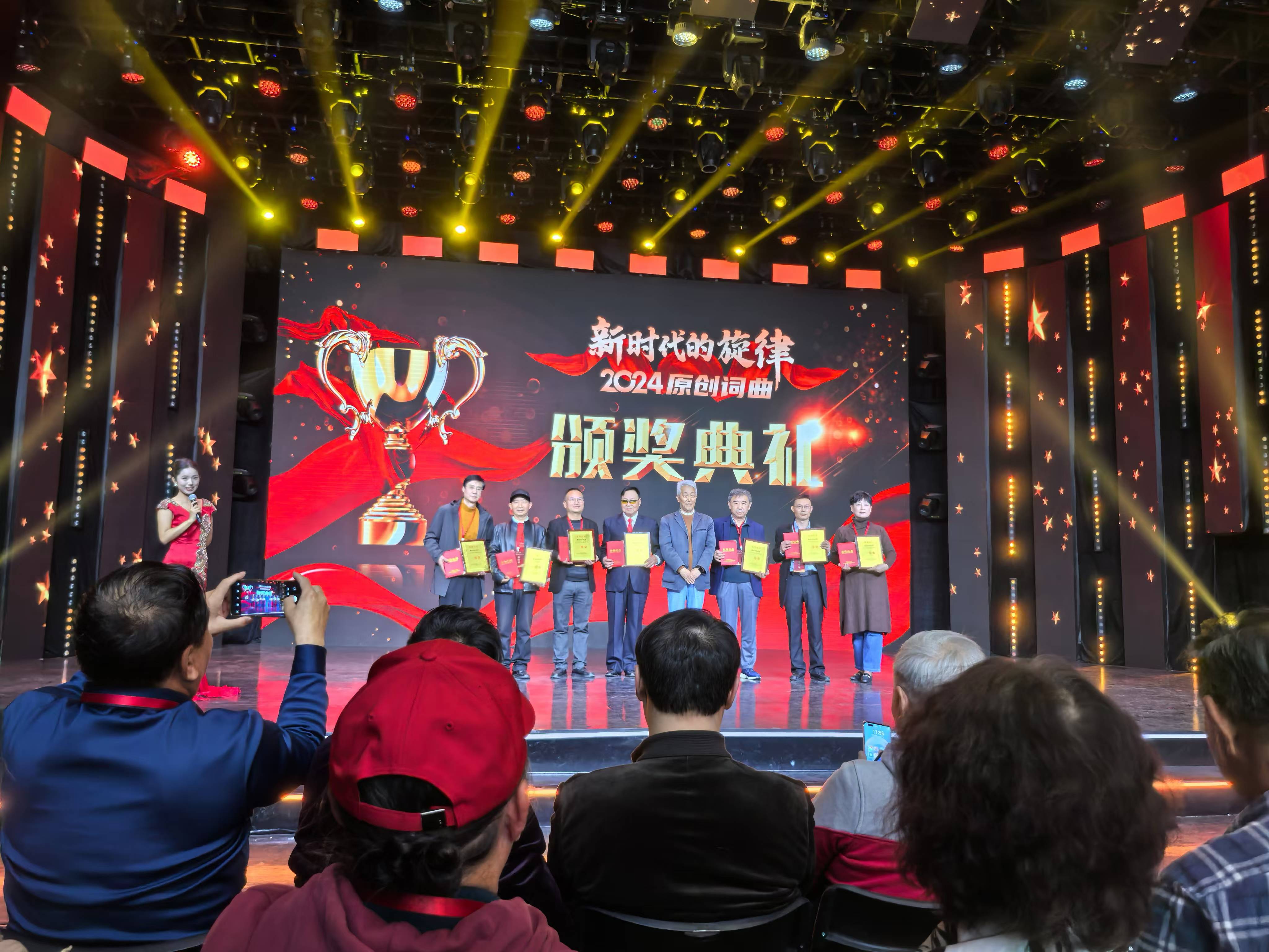 王晓岭为徐华东颁奖.jpg 王晓岭为徐华东颁奖.jpg